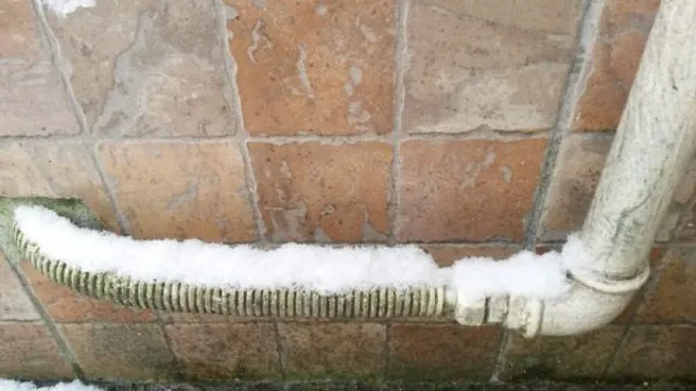 can you use a heat gun to thaw frozen pipes