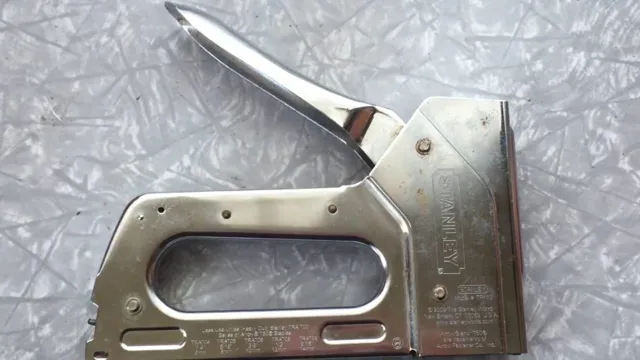 how do you load a stanley bostitch staple gun