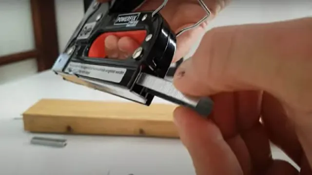 how do you reload a staple gun