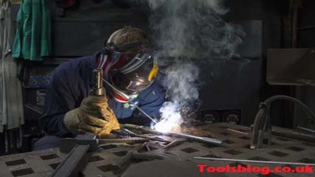 how does a welding helmet work