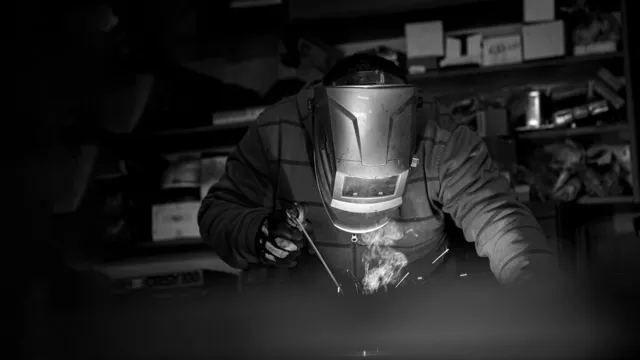 how does an auto darkening welding helmet work