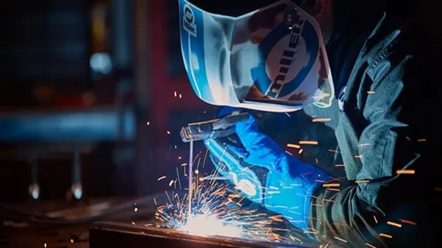 how does an auto darkening welding helmet work