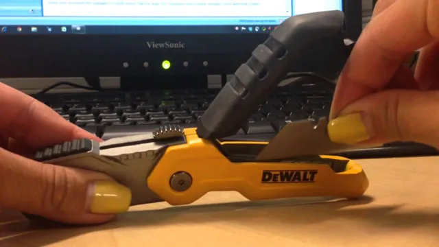 how to load blade in dewalt utility knife