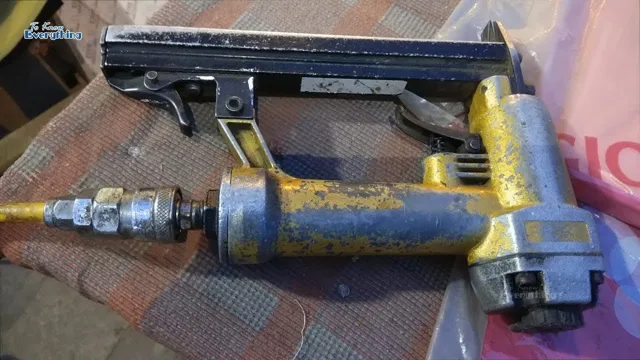 how to operate a staple gun