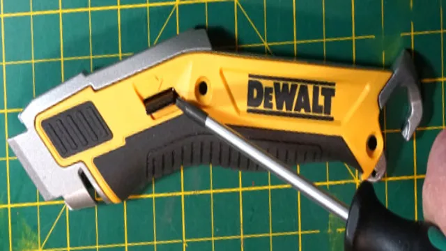 how to put a blade in a dewalt utility knife