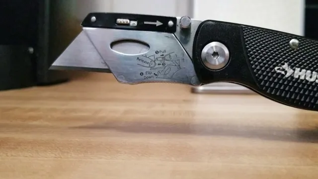 how to put blade in husky utility knife