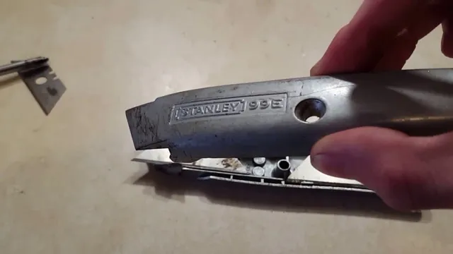 how to put blade in utility knife
