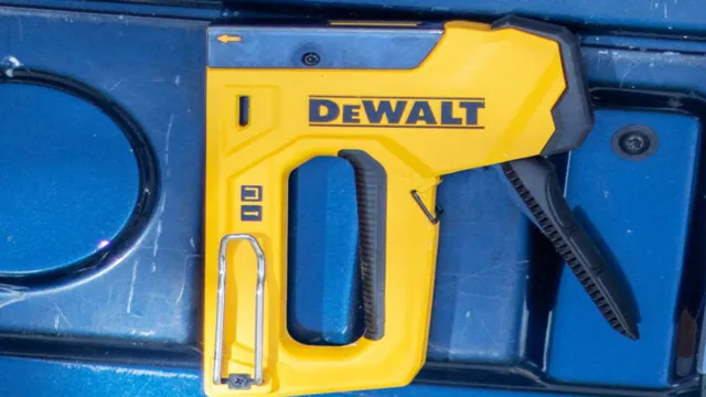 how to put staples in a dewalt staple gun