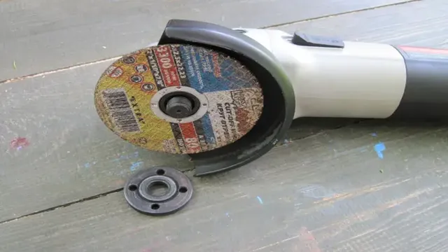 how to remove an angle grinder disc