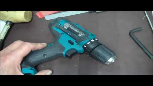 how to remove bit from makita hammer drill
