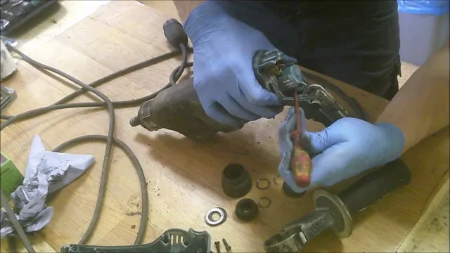 how to remove bit from makita hammer drill