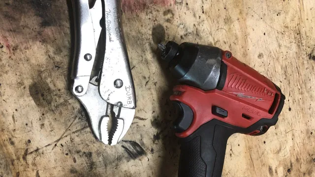 how to remove bit from milwaukee hammer drill