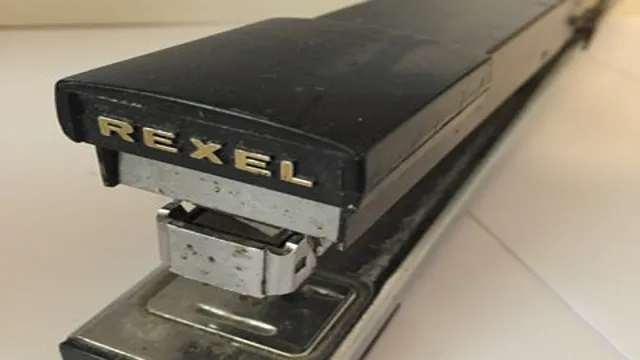 how to use a bostitch staple gun