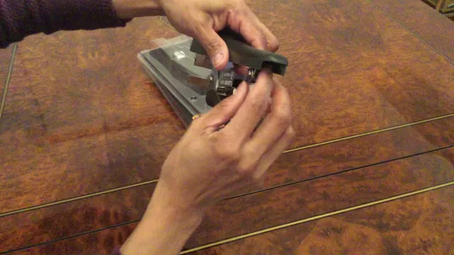 how to use a bostitch staple gun