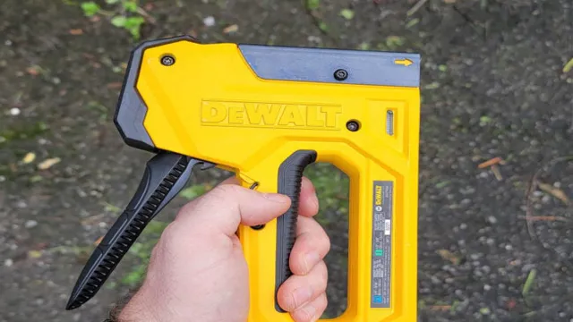 how to use a dewalt staple gun